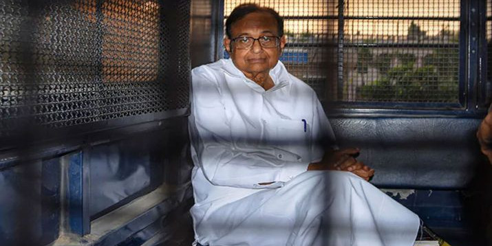 पी चिदंबरम से मिलने तिहाड़ पहुंचे शशि थरूर और कार्ति चिदंबरम