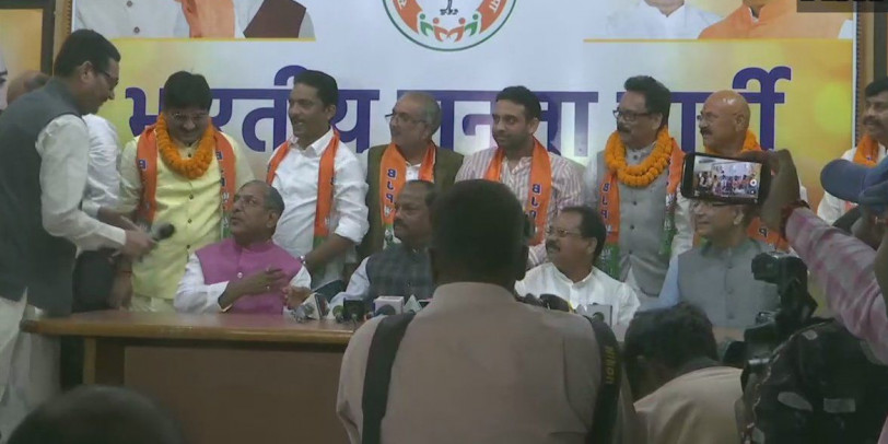 झारखंड में कांग्रेस-झामुमाे के 6 विधायक बीजेपी में शामिल हुए