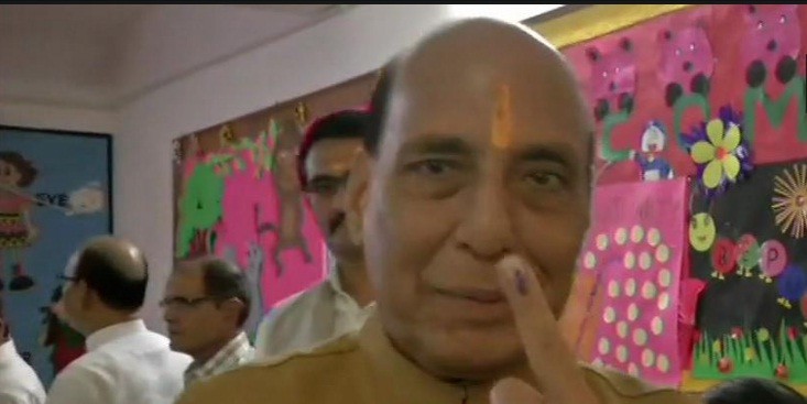 मंत्रियों ने किया मतदान, राजनाथ सिंह बोले- पूर्ण बहुमत मिलेगा
