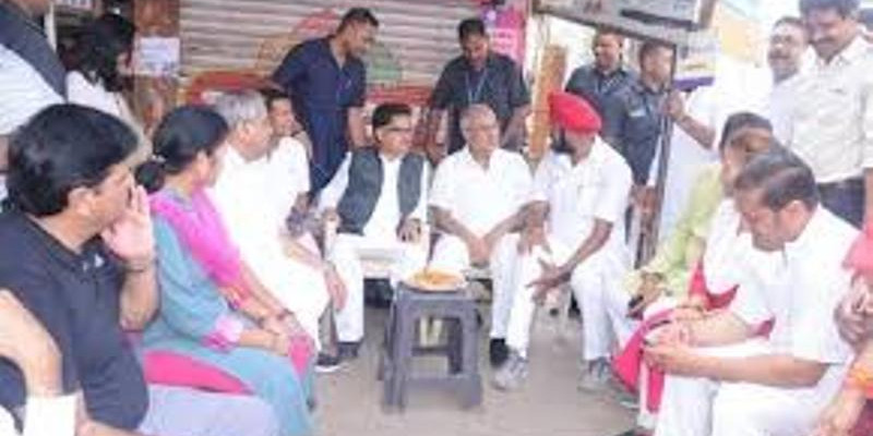 सद्भावना दिवस कार्यक्रम के बाद सीएम भूपेश बघेल पहुंचे देवेन्द्र नगर चौक , टी स्टॉल पर ली चाय की चुस्की