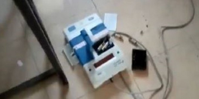 आंध्र प्रदेश में कैंडिडेट ने उठाकर पटकी ईवीएम, हुआ गिरफ्तार