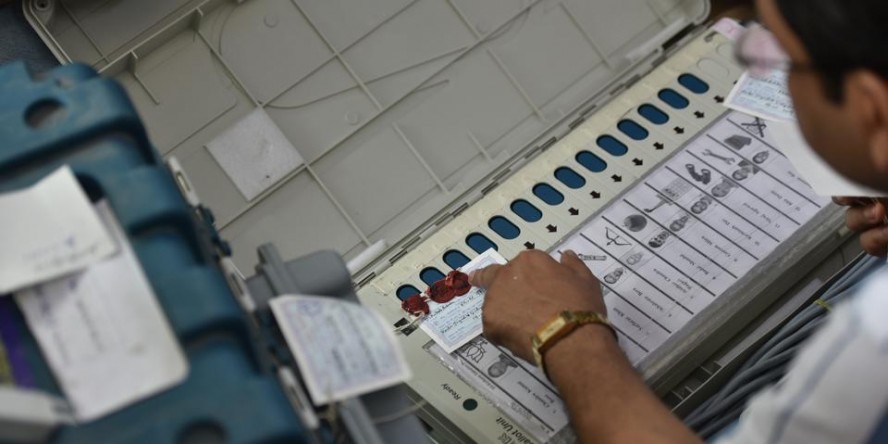 चुनाव आयोग के फैसले पर सीताराम येचुरी ने उठाए सवाल
