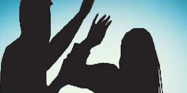 अहमदाबाद में भाजपा की महिला नगरपार्षद की युवक द्वारा सरेआम पिटाई
