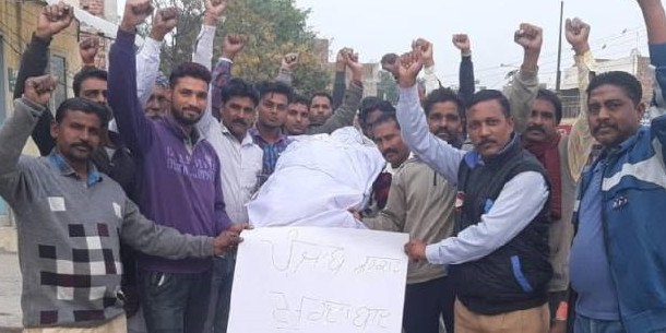 रेगुलर करने को लेकर सफाई सेवकों ने सरकार का पूतला जलाया