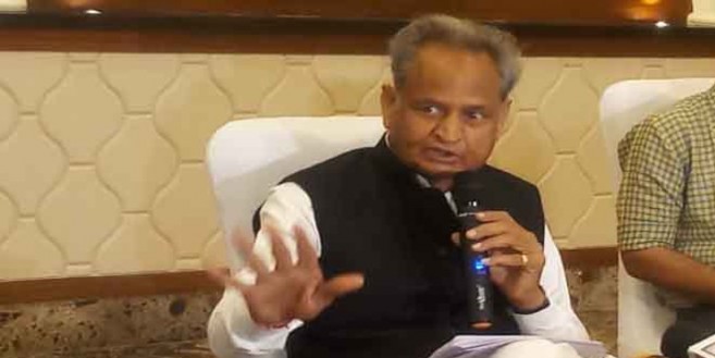 मोदी के नहीं है बच्चे, उन्हें पता नहीं कि दुनिया का प्रत्येक पिता अपने बच्चों की सफलता के लिए प्रयास करता है: गहलोत