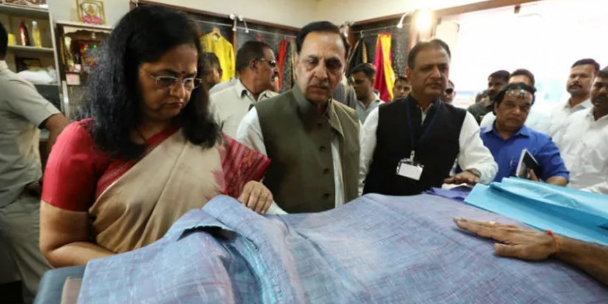 सरकार ने गांधी का सपना पूरा करते खादी की बेच पर इतना डिस्काउंट देने का फैसला लिया
