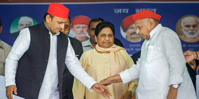 मायावती की दरियादिली, अखिलेश का दिमाग, केस से मुक्त हुआ बुजुर्ग बाप !