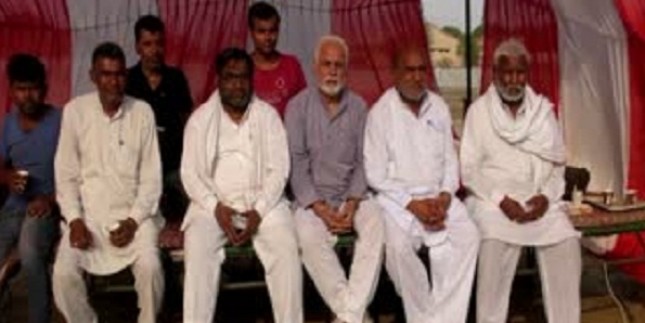 तंबू गाड़कर EVM सेंटर निगरानी कर रहे हैं कांग्रेस कार्यकर्ता, BJP पर गड़बड़ी का आरोप