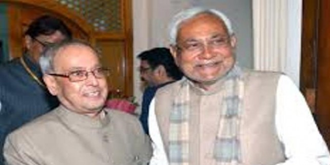 देर रात प्रणब मुखर्जी से मिले नीतीश कुमार, सियासी गलियारों में हलचल तेज