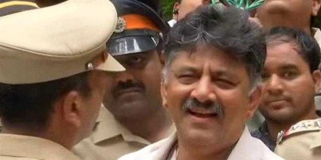 बागी विधायकों से मिलने से रोका तो बोले कर्नाटक के मंत्री- राजनीति में हमारा जन्म साथ में हुआ और मरेंगे भी साथ में