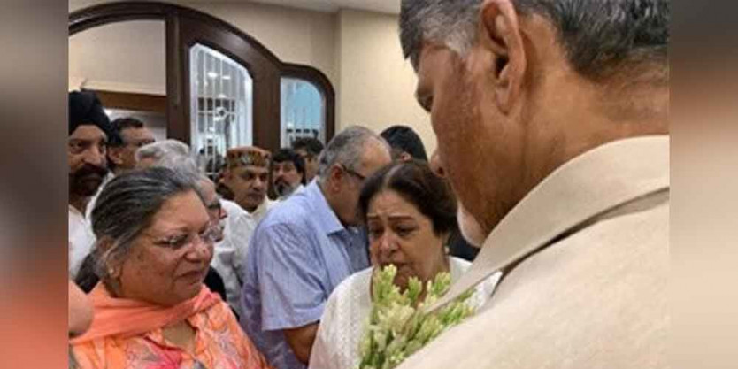 Chandrababu Naidu offers tributes to Arun Jaitley in Delhi