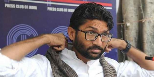 टीचर का वीडियो ट्वीट कर फंसे जिग्नेश मेवानी, दर्ज हुई FIR