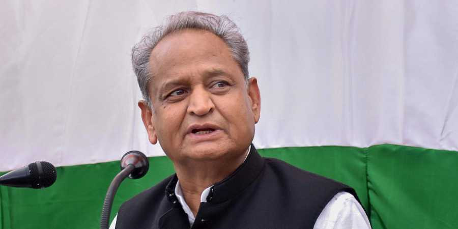 राजस्थान में बेकाबू टिड्डी दलों को कंट्रोल करने को CM गहलोत ने केंद्र से मांगी मदद