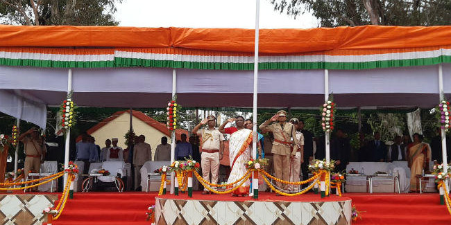 दुमका में राज्यपाल द्रौपदी मुर्मू ने किया झंडोत्तोलन, कहा- बदलते झारखंड, बढ़ते झारखंड की चर्चा चारों ओर