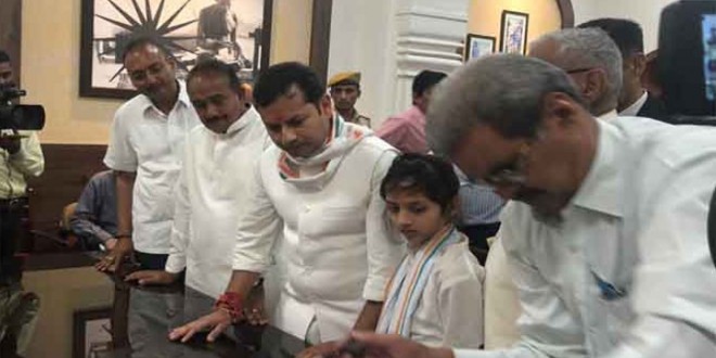बेटी को साथ ले कांग्रेस प्रत्याशी वैभव ने दाखिल किया नामांकन,