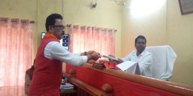 कांग्रेस प्रत्याशी सुखदेव भगत ने किया नामांकन, पूर्व सांसद रामेश्वर सहित कई बड़े नेता नहीं आये नजर