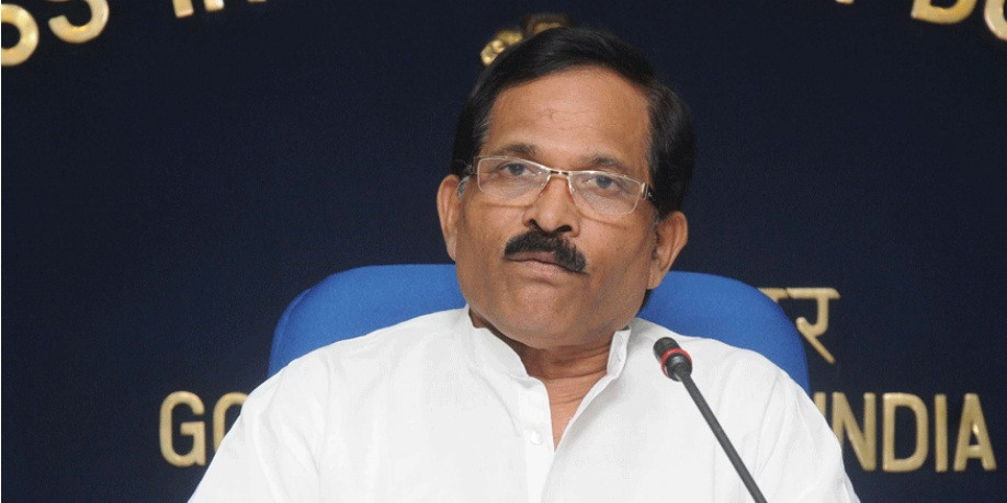 Union Minister Naik Praises Pilots Involved in Goa Navy MIG Crash for Showing 'Presence of Mind'