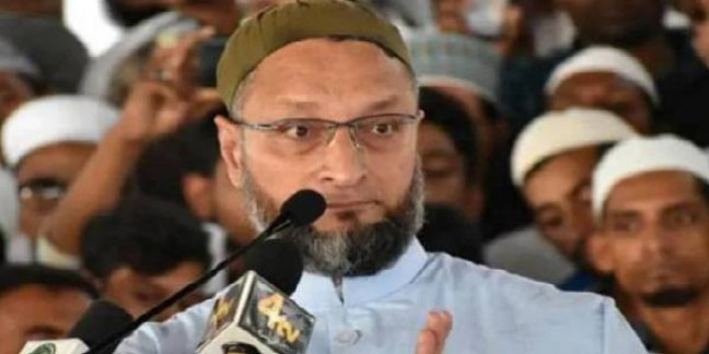 चुनावी रैली के बाद अचानक मस्ती के मूड में आए ओवैसी, जमकर किया डांस