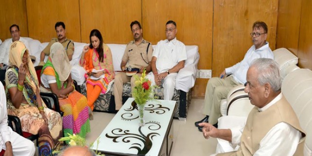 राज्य के विवि अब प्रतिवर्ष 1 गांव को गोद लेकर स्मार्ट विलेज बनायेंगे - राज्यपाल