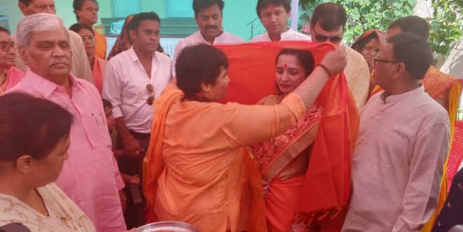 चुनाव मैदान में उतरीं हमनाम प्रत्याशी को मनाने उसके घर पहुंचीं साध्वी प्रज्ञा ठाकुर, मनाकर स्वागत किया