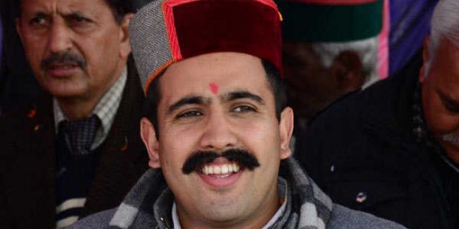 चुनाव प्रचार पर निकले थे वीरभद्र सिंह के बेटे विक्रमादित्य, कार हादसे के घायलों को पहुंचाया अस्पताल