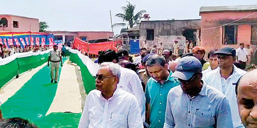 जमीन पर मरीज, ग्रीन कारपेट पर चलकर बाढ़ पीड़ितों से मिलने पहुंचे CM नीतीश