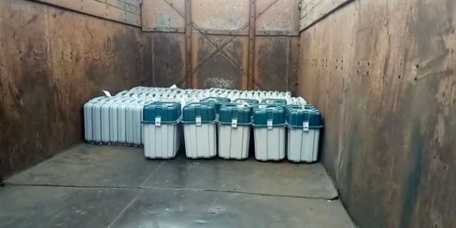EVM की सुरक्षा में बड़ी लापरवाही, स्ट्रांग रूम से बाहर निकाली गईं मशीनें