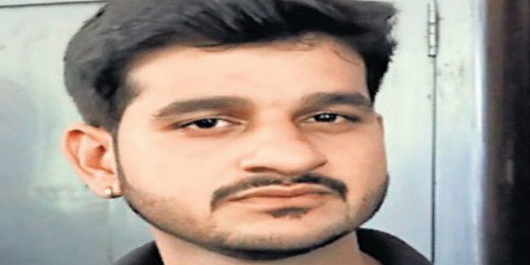 विधायक के चचरे भाई ने ऑटो चालक को पीटा, चलाई गोलियां