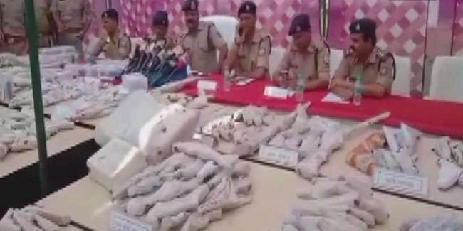 दूसरे चरण के मतदान से ठीक पहले यूपी में भारी मात्रा में हथियार बरामद