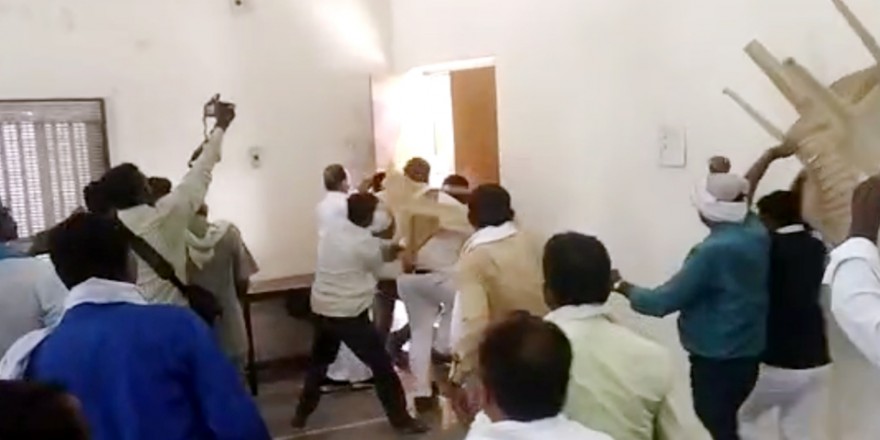 'नेता जी' जुटे थे हार की समीक्षा करने, कार्यकर्ताओं ने दौड़ा-दौड़ाकर पीटा