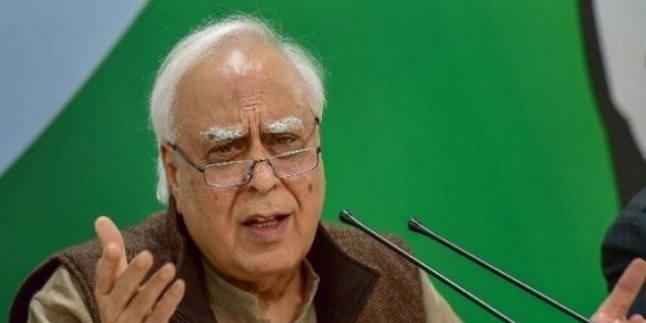 सिब्बल का आरोप, 'नोटबंदी के बाद 500-1000 के नोटों को बदलते थे BJP नेता और सरकारी अधिकारी'