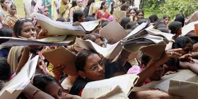 परीक्षा पास करने के बाद भी 12 वर्ष से भटक रहीं महिलाएं
