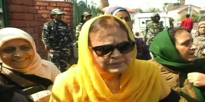 370 के खिलाफ प्रदर्शन करने पर फारूक अब्दुल्ला की बहन और बेटी को हिरासत में लिया गया