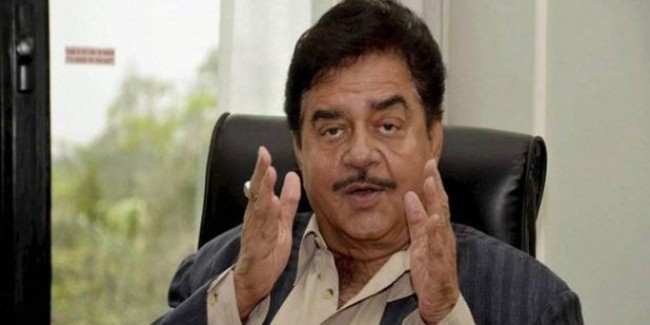 शत्रुघ्न सिन्हा ने पीएम मोदी और अमित शाह पर बोला हमला, कहा- दो लोगों की सेना ने अर्थव्यवस्था की कमर तोड़ दी