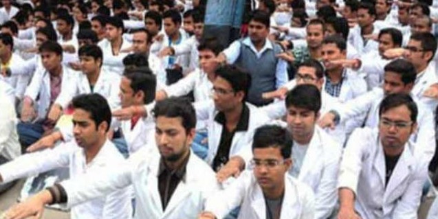 जूनियर डॉक्टरों की हड़ताल : इलाज को अस्पतालों में भटकते रहे मरीज