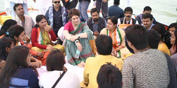 सोनभद्र जा रहीं प्रियंका गांधी का रोका गया काफिला, धरने पर बैठीं