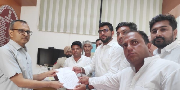 फसल बीमा के तहत किसानों को मुआवजा ना मिलने के मामले की जांच को लेकर डीसी से मिले दिग्विजय चौटाला