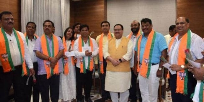 गोवा में कांग्रेस से टूटकर आए विधायकों को मंत्री पद का इनाम देगी बीजेपी
