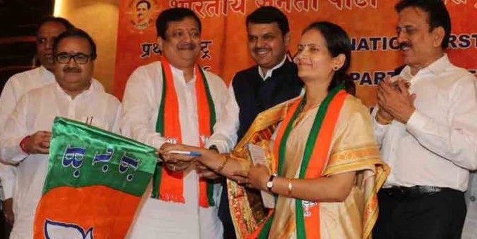 NCP छोड़ बीजेपी में आईं भारती पवार दिंडोरी सीट से हैं मैदान में