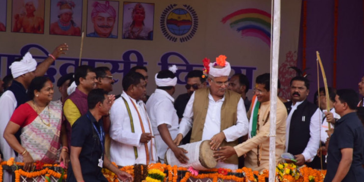 विश्व आदिवासी दिवस: तस्वीरों में देखें CM भूपेश बघेल का ये अलग अंदाज