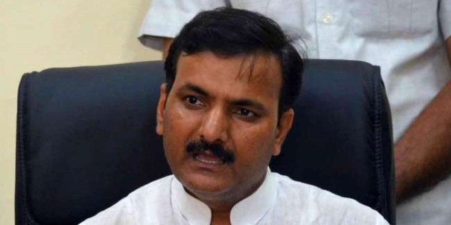 योगी सरकार का अब शिक्षा विभाग में 'ऑपरेशन क्लीन', 5 हजार टीचर्स पर बर्खास्तगी की तलवार