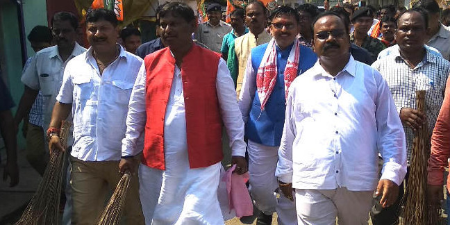 प्लास्टिक मुक्त भारत के लिए हाथों में झाड़ू लिए सड़क पर अर्जुन मुंडा ने की पदयात्रा