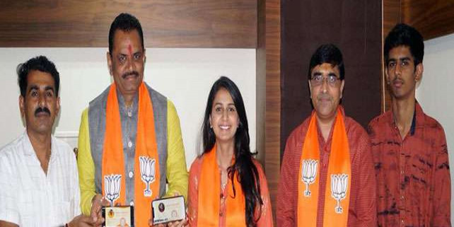 गुजराती लोक गायिका किंजल दवे भाजपा में शामिल