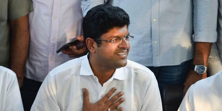 'शिवसेना के हालात ऐसे, लड़ियो-झगड़ियो और छोटी बहू के गले पड़ियो'