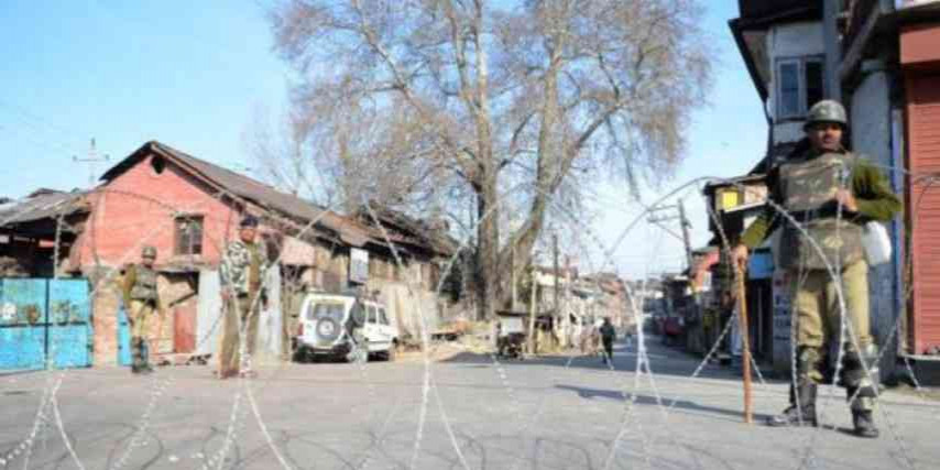 ख़तरनाक मोड़ पर कश्मीर, स्थानीय लोग बन रहे हैं आतंकवादी