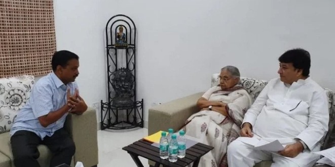 केजरीवाल से मिलने पहुंचीं शीला दीक्षित, कहा- 6 माह तक दिल्लीवालों को मुफ्त बिजली दे सरकार