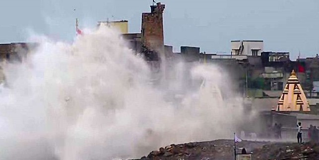 Cyclone Vayu: नहीं टला खतरा, गुजरात में फिर दस्तक दे सकता है चक्रवाती तूफान वायु