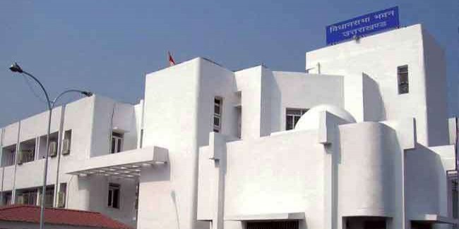 उत्तराखंड विधानसभा सत्रः सीएम के करीबियों पर लेनदेन का आरोप, कांग्रेस का हंगामा