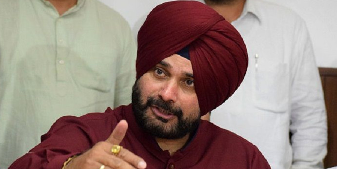 मंत्री पद से इस्तीफा देने से नवजोत सिद्धू को हुए कई नुकसान, कुर्सी के साथ छूटा अपनों का हाथ