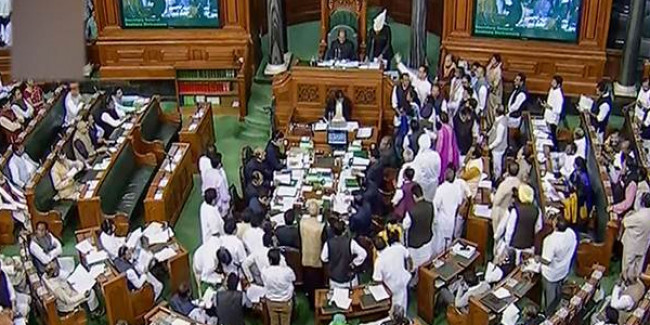 महाराष्ट्र में मचे सियासी घमासान को लेकर लोकसभा में हंगामा